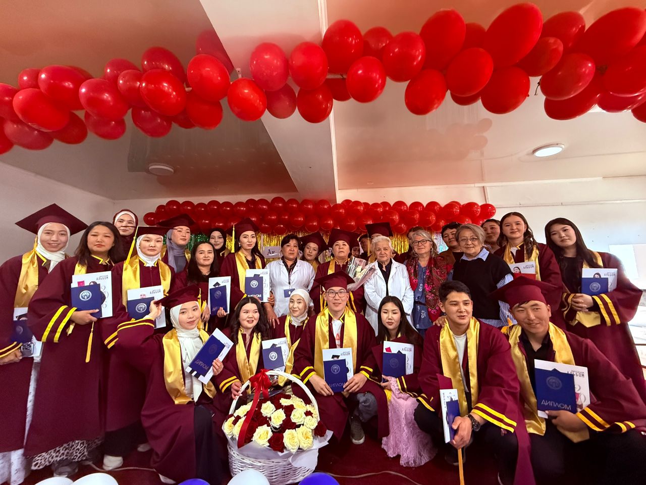 «Дарылоо иши» бөлүмүнүн бүтүрүүчүлөрүнө дипломдорду салтанаттуу тапшыруу аземи